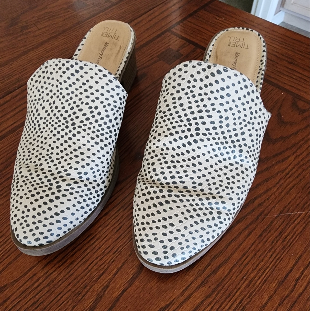 Closed toe flat slides with mini heel